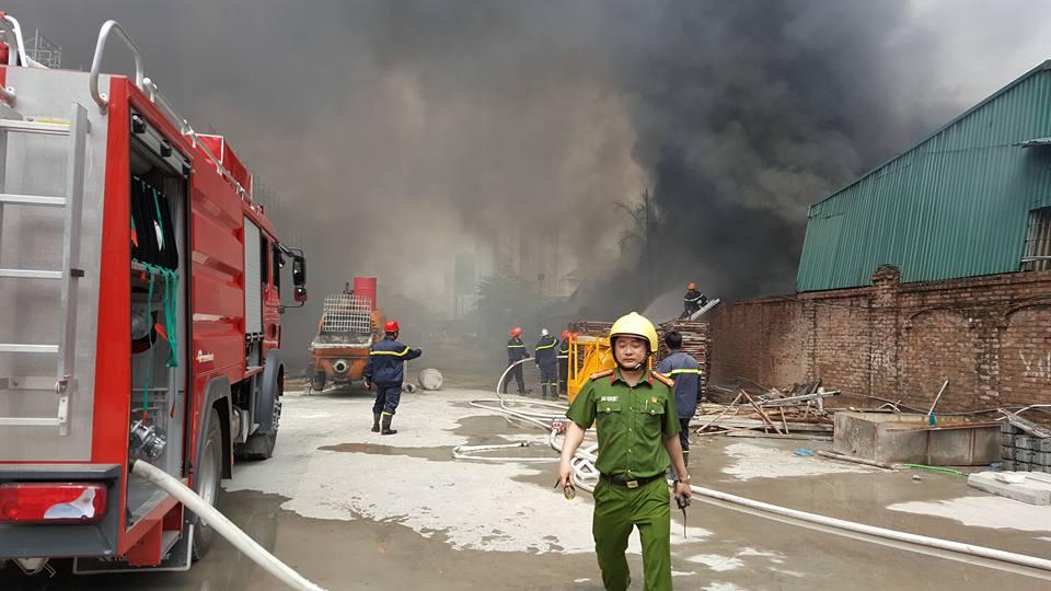 cap nhat: dang chay lon tren duong pham hung - ha noi hinh anh 6