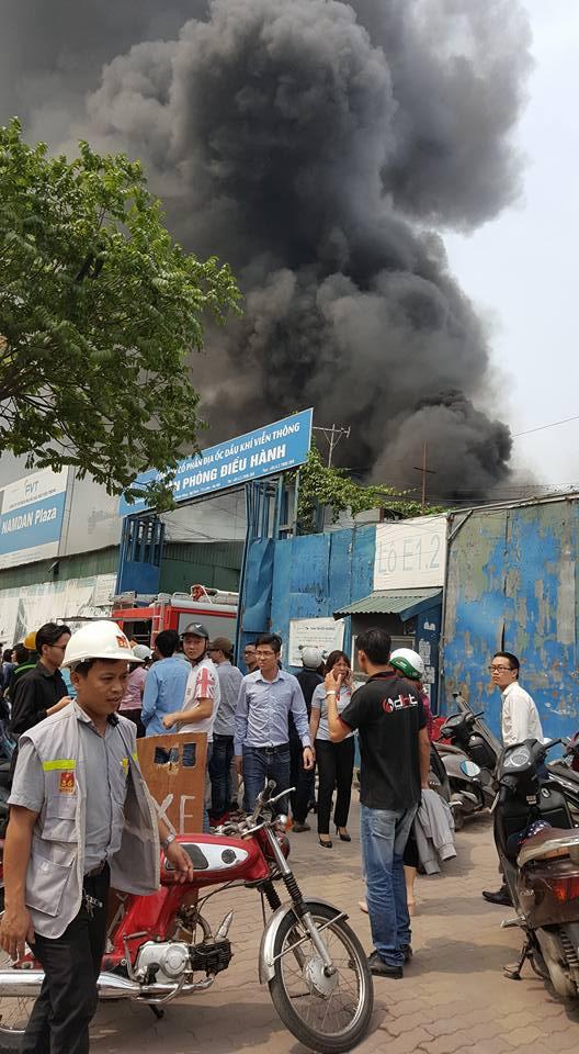 cap nhat: dang chay lon tren duong pham hung - ha noi hinh anh 4