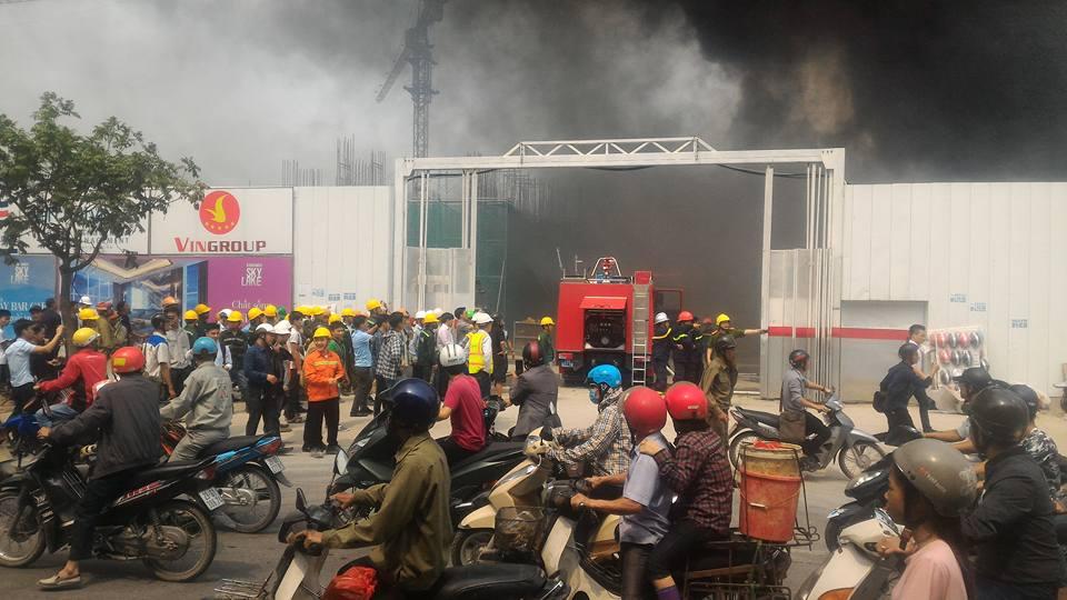 cap nhat: dang chay lon tren duong pham hung - ha noi hinh anh 2