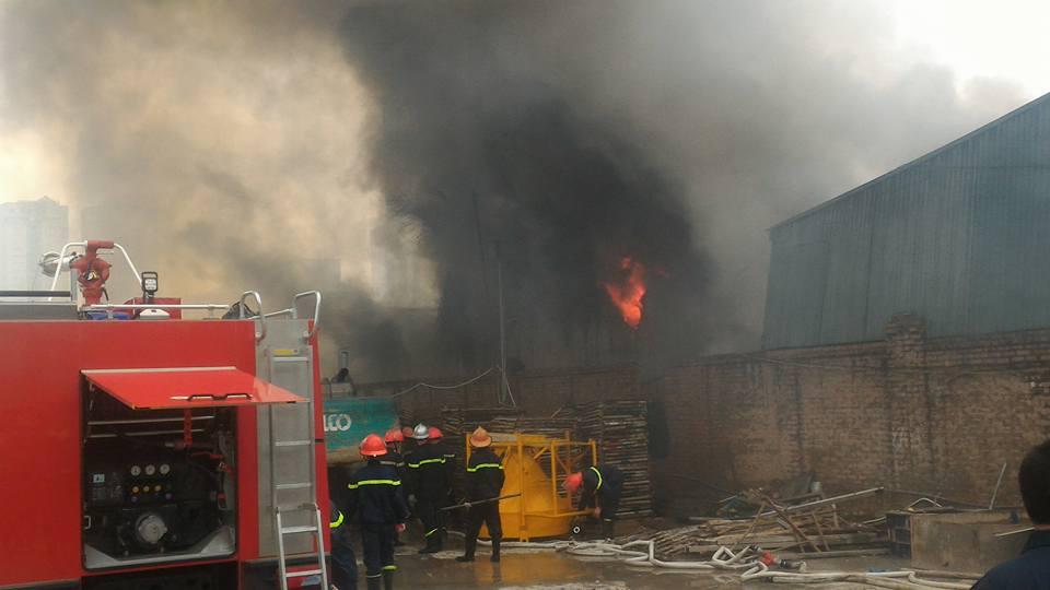 cap nhat: dang chay lon tren duong pham hung - ha noi hinh anh 3