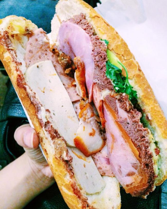 Bánh mì Huỳnh Hoa bán từ khoảng 2 giờ chiều. Để ăn được chiếc bánh mì, thường bạn sẽ phải xếp hàng, đặc biệt vào giờ tan tầm.