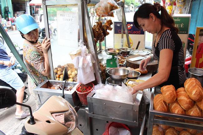 2. Bánh mì phá lấu Tiều: Nếu là dân đam mê bánh mì và phá lấu thì chắc chắn bạn sẽ phải biết đến xe bánh mì Tâm Ký trên đường Nguyễn Trãi. Thực ra ở đây không chỉ bán bánh mì phá lấu mà còn bánh phá lấu mang về với 3 loại gà, vịt, heo.