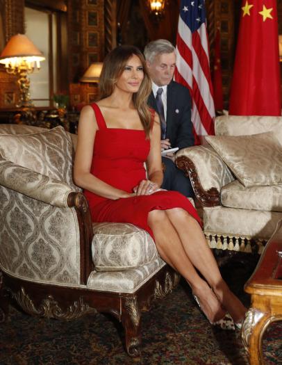 Đệ nhất phu nhân Melania Trump cắt phăng chiếc váy 120 triệu đồng để tiếp đón nguyên thủ quốc gia - Ảnh 4.