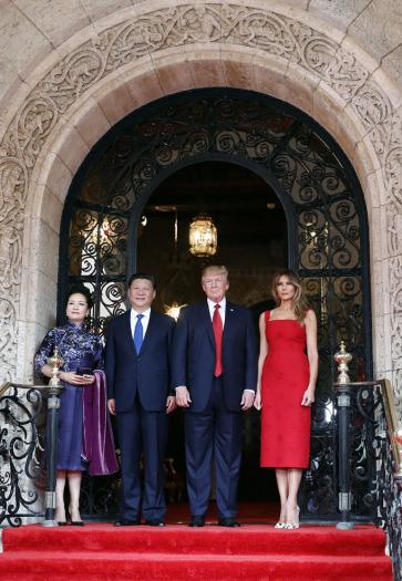 Đệ nhất phu nhân Melania Trump cắt phăng chiếc váy 120 triệu đồng để tiếp đón nguyên thủ quốc gia - Ảnh 2.