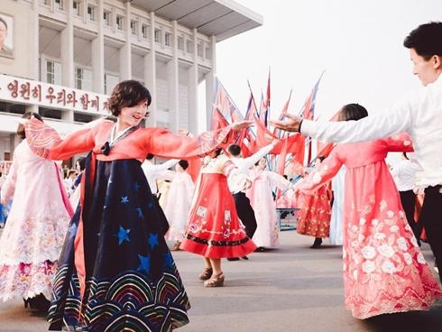 Vẻ tươi sáng khác lạ của Triều Tiên qua ống kính khách Tây