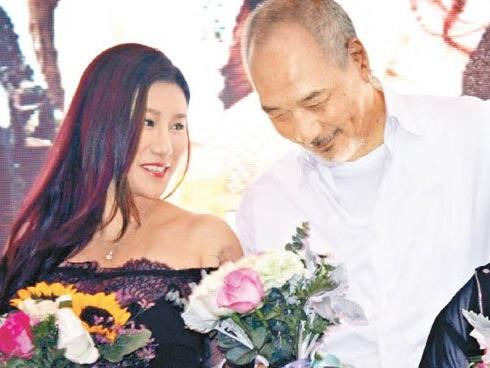 Choáng tình sử của U70 'Thiên long bát bộ' cặp kè chân dài kém 45 tuổi