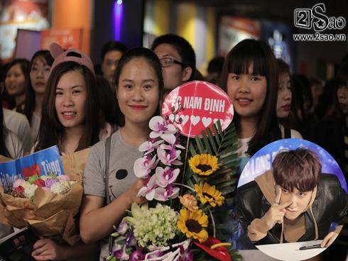 Từ phương xa, Sky 'vác' dưa hấu đến buổi fansign tặng Sơn Tùng M-TP