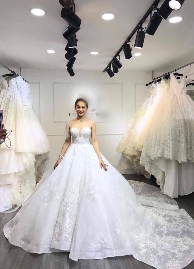 Lâm Khánh Chi tiết lộ đặt may chiếc váy cưới đuôi dài 10m đẹp nhất Việt Nam - Ảnh 2.