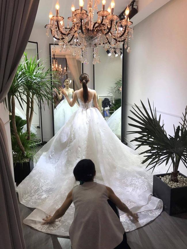 Lâm Khánh Chi tiết lộ đặt may chiếc váy cưới đuôi dài 10m đẹp nhất Việt Nam - Ảnh 3.
