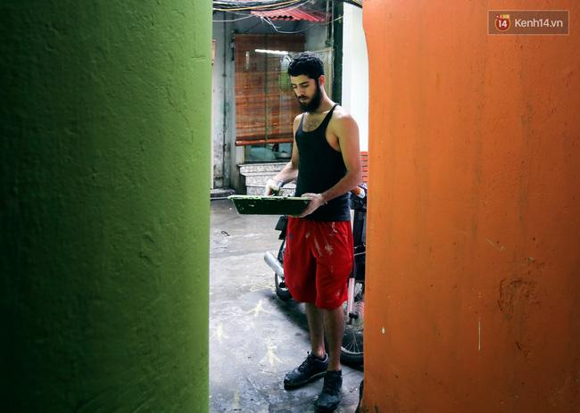 Chàng Tây 23 tuổi tự bỏ tiền mua sơn để phủ màu sắc vui nhộn, tươi trẻ cho con ngõ nhỏ trên phố cổ Hà Nội - Ảnh 10.