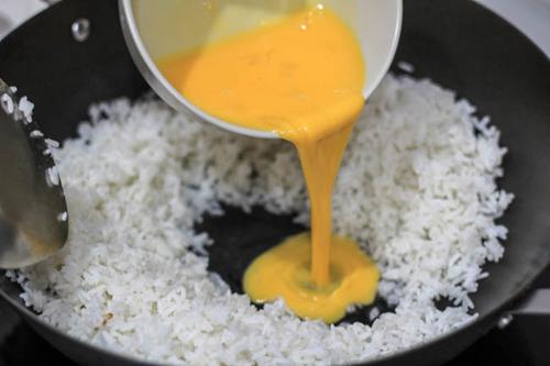 cach lam com rang thap cam ngon mieng cho ngay moi - 3