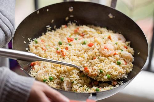 cach lam com rang thap cam ngon mieng cho ngay moi - 7