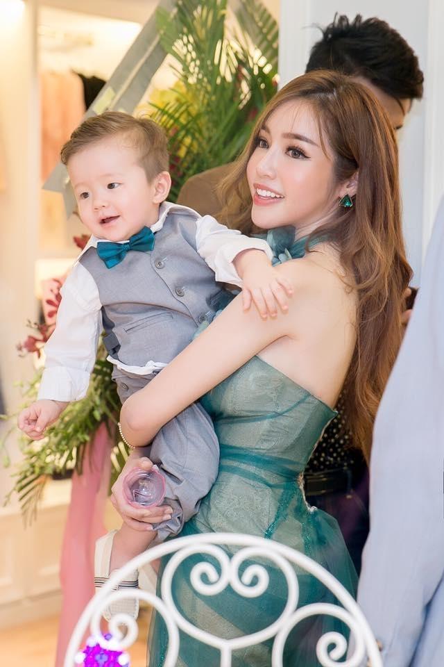 Nhung sao Viet 'em' con roi bat ngo cong khai