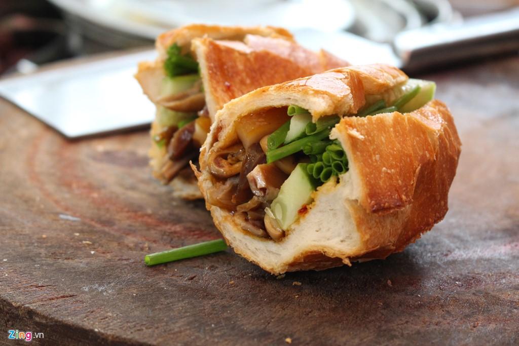 Bánh mì phá lấu có hai cách thưởng thức, một là bánh mì được dọn kèm phá lấu, hai là xẻ đôi ổ bánh và cho phá lấu làm nhân. Món ăn có vị thơm của gia vị, béo đậm của nội tạng heo hay bò.