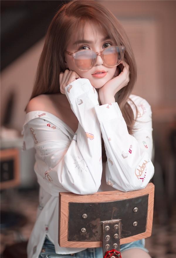 Bên cạnh đó, vẻ ngoài của mỹ nhân Vòng eo 56 còn cuốn hút hơn gấp bội lần khi chọn tông trang điểm nhẹ nhàng, ngọt ngào, vốn được các cô gái ưa chuộng hiện tại.