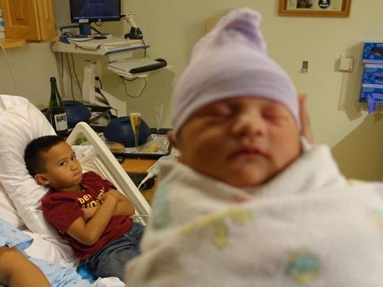 Cười ra nước mắt với thái độ của anh chị khi có thêm em bé