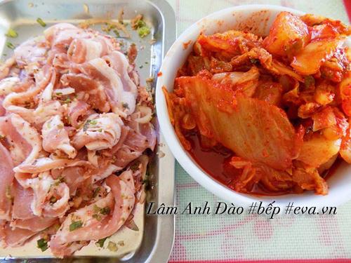 Tuyet chieu lam ba chi nuong kim chi ngon nhu ngoai hang