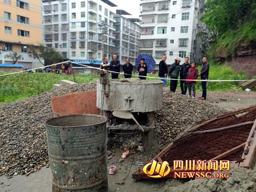 Trung Quốc: Hai bé gái 3 tuổi chết thảm sau khi trèo vào máy trộn bê tông và ấn nút khởi động - Ảnh 1.