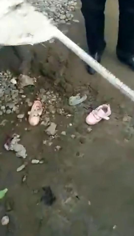 Trung Quốc: Hai bé gái 3 tuổi chết thảm sau khi trèo vào máy trộn bê tông và ấn nút khởi động - Ảnh 3.