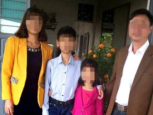 Clip: Kinh hãi cảnh chồng dùng điếu cày đánh liên tiếp vào người vợ