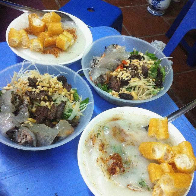 5. Cháo trai: Một trong những quán ăn vô cùng nổi tiếng ở khu Nghĩa Tân phải kể đến quán cháo trai ở khu A14 Nghĩa Tân. Cháo ở đây nấu sánh, mịn với lượng trai siêu nhiều. Đặc biệt là trai ở đây được thả luôn vào nồi chứ không giống nhiều nơi để trai một chỗ riêng với cháo.