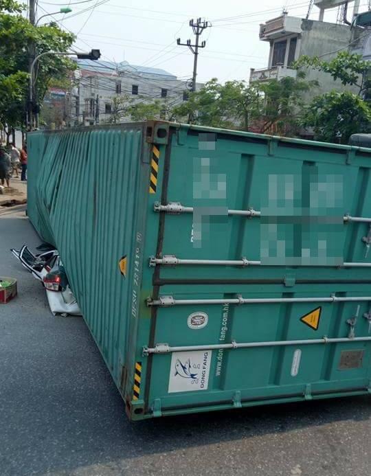 Container đè bẹp ô tô 7 chỗ, ít nhất 2 người tử vong - Ảnh 2.