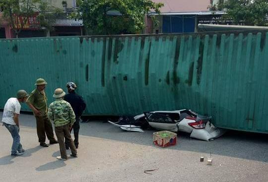 Container đè bẹp ô tô 7 chỗ, ít nhất 2 người tử vong - Ảnh 1.