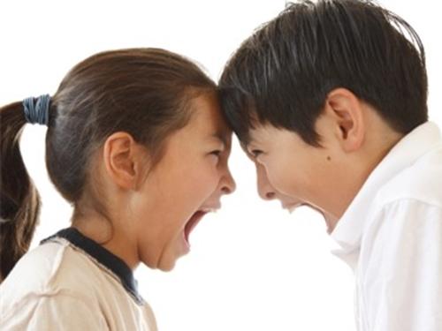 Clip hài: Hãy cảnh giác với anh chị em ruột… già