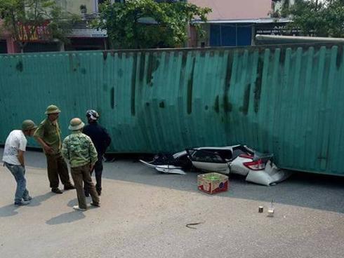 'Sau vài giây, xe con đã bẹp rúm dưới thùng container'