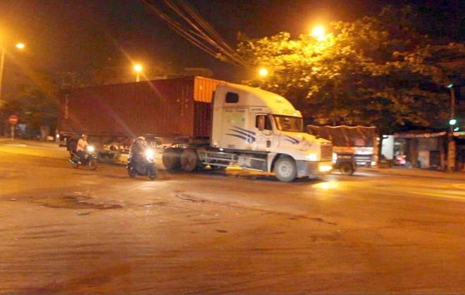 'Sau vai giay, xe con da bep rum duoi thung container' hinh anh 2