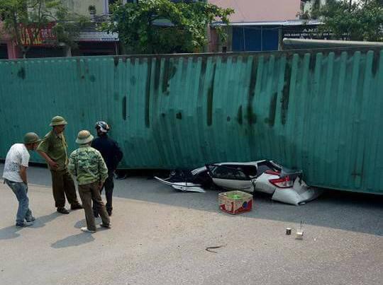 'Sau vai giay, xe con da bep rum duoi thung container' hinh anh 1