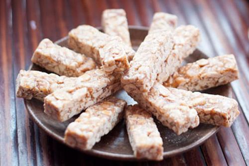 Kẹo sìu châu (Nam Định): Kẹo sìu châu là đặc sản nổi tiếng có từ lâu đời của Nam Định. Kẹo Sìu Châu gần giống kẹo lạc nhưng thơm ngon hơn.
Nguyên liệu làm kẹo rất đơn giản gồm lạc, vừng, đường, mạch nha. Vừng và lạc được rang chín  và tách vỏ. Nấu đường với mạch nha với lửa to, khi hỗn hợp đường sôi lên thì cho lạc và vừng vào đảo đều tay sao cho tất cả quyện lấy nhau. Đổ hỗn hợp kẹo còn nóng lên khay có bột nếp để chống dính và cán mỏng, cắt thành từng thanh chữ nhật nhỏ cho vừa miệng.