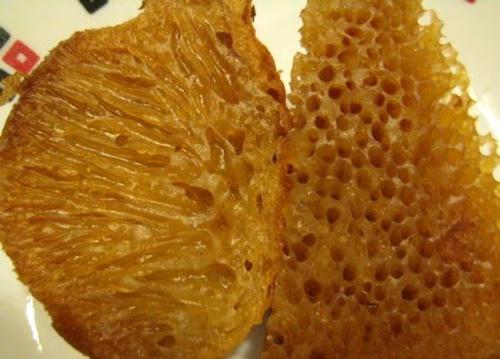 Bánh bò rễ tre (An Giang): Bánh bò là một loại bánh khá phổ biến nhưng bánh bò rễ tre thì chỉ ở An Giang mới có. Lý do có tên gọi là bánh bò rễ tre vì khi cắt ngang miếng bánh sẽ hiện ra những ống khí trông y hệt như rễ tre - một đặc điểm mà các loại bánh bò thông thường không có. Theo kinh nghiệm của những người làm bánh, bánh càng có nhiều “ống tre” thì sẽ càng ngon.
Bánh bò rễ tre có nhiều ở vùng Tân Châu, An Giang. Bánh có vị béo của nước cốt dừa, ngọt thanh của đường thốt nốt và vị nồng của bột lên men. Bánh bò rễ tre thường có màu vàng mật ong trông rất đẹp mắt.