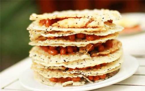 Kẹo Cu Đơ (Hà Tĩnh): Kẹo Cu Đơ là một loại kẹo lạc, đặc sản của tỉnh Hà Tĩnh, Việt Nam. Kẹo được nấu từ mật mía, đường, mạch nha, gừng có thêm lạc nhân và được đổ vào hai miếng bánh tráng ép lại. Loại kẹo này rất dẻo và dính, có thể ăn không hoặc thưởng thức cùng với nước chè xanh.
Bánh này có nguồn gốc người cha nghèo vào lễ cưới con trai đầu lòng, ông không có gì để làm lễ mời bà con hàng xóm khi trong nhà chỉ còn mỗi mật đường mía và lạc sống. Ông đã sáng chế ra món mới lạ này bằng cách rang chín lạc rồi trộn mật đổ lên trên. Món ăn này được gọi là Cu Hai. Sau đó, người Pháp đến Việt Nam gọi món này là Cu Đơ (Deux có nghĩa là hai).