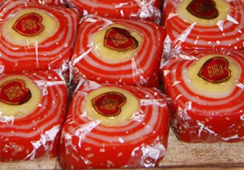 Bánh bác (Hoài Đức, Hà Nội): Bánh bác là loại bánh truyền thống nổi tiếng của người dân 2 làng Giang Xá (Thị trấn Trạm Trôi, Hoài Đức, Hà Nội) và Lưu Xá (Đức Giang, Hoài Đức, Hà Nội). Bánh được miêu tả là có "nhị vàng, xen giữa cánh đỏ, cánh trắng". Đây là loại bánh thường được người dân làm nhân các dịp Tết, lễ hội và các ngày quan trọng khác trong năm.
Tương truyền, trước đây bánh là loại đặc sản của người dân trong vùng dùng để tiến vua.
Tên gọi của bánh bác xuất phát từ chính cách làm loại bánh này, đó là bác ("bác" là một từ đồng nghĩa với "rán", "chiên")