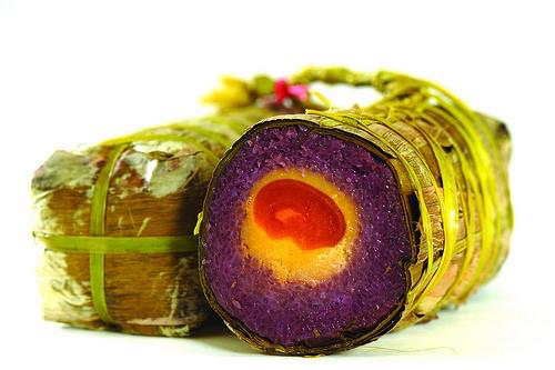 Bánh đòn (Trà Vinh): Bánh đòn hay bánh tét là một trong những loại bánh không thể thiếu trong nhà của các gia đình miền Trung hay miền Nam trong dịp Tết Nguyên đán. Tên gọi bánh đòn xuất phát từ hình dáng thon dài, đều cả hai đầu như cái đòn.
Nguyên liệu của bánh đòn gồm nếp, đậu xanh và thịt ba chỉ hay phần thịt nọng nhiều mỡ. Để có một cây bánh tét ngon, bánh phải được gói chắc tay, vừa ăn, phần nếp và phần nhân không bị lẫn vào nhau.