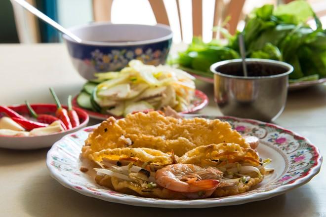 Bánh khoái (Huế): Bánh khoái trông khá giống bánh xèo miền Trung. Song nếu quan sát kỹ, bánh khoái không chỉ phong phú hơn về các thành phần đi kèm như thịt heo, tôm, nấm hương/nấm mèo, lòng đỏ trứng… mà còn được chế biến thành hai lớp nhân khác nhau. Điểm nhấn này giúp bánh thơm hơn, đậm vị hơn nhưng cũng sẽ mau ngán hơn.