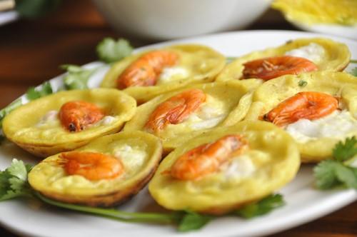 Bánh khọt (Vũng Tàu): Bánh khọt là món ăn đặc sản của Vũng Tàu. Có hai cách giải thích tên gọi của món ăn. Một xuất phát từ âm thanh khọt khọt vang lên khi người ta cho bột vào chảo. Hai là ngày xưa người dân nghèo chỉ có tiền làm món bánh toàn bột. Gọi lâu chệch thành khọt.
Bánh khọt chỉ nhỉnh hơn lòng bàn tay với phần nhân là con tôm đỏ au, cùng ít mỡ hành, rau hẹ đưa hương. Thuộc dòng món cuốn, bánh khọt có thể ăn vào bất kỳ thời gian nào trong năm nhưng ngon nhất là khi trời mưa.