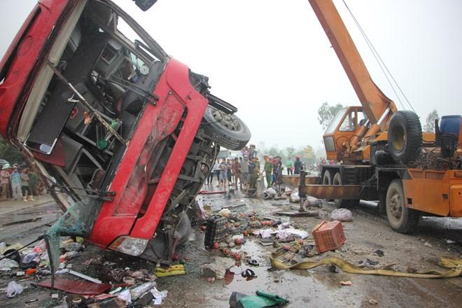 Oto khach no lop, dam vao xe dau keo, it nhat 2 nguoi tu vong hinh anh 1