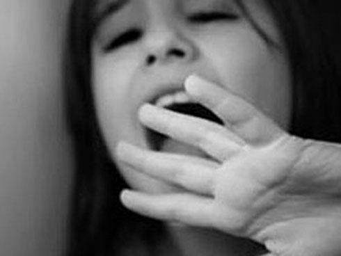 Con gái 3 tuổi sợ tắm, mẹ chết lặng khi phát hiện nam y tá đã cưỡng hiếp con ngay tại nhà mình