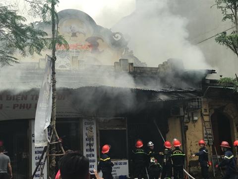 Ngọn lửa lớn bùng phát tại hiện trường. Ảnh: Beat