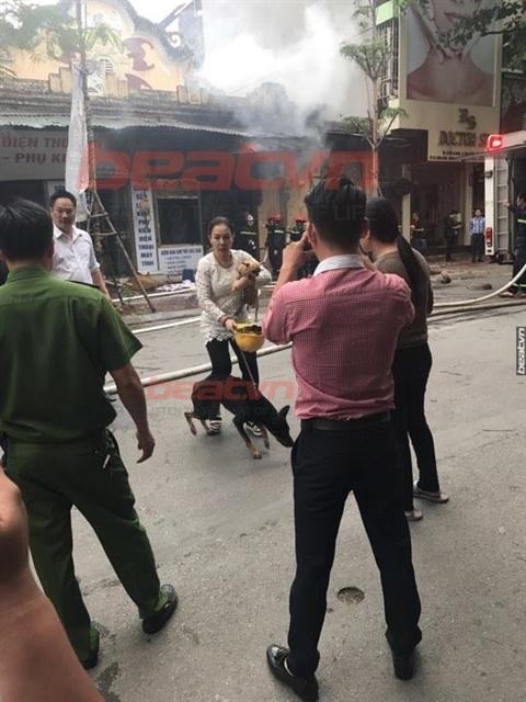 Nữ chủ nhân nỗ lực cứu hai chú chó. Ảnh: Beat