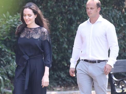 Chưa rõ bạn trai mới Angelina Jolie là ai, đã rộ tin cô sắp kết hôn lần 4