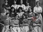 Rùng mình phát hiện điều kỳ lạ trong bức ảnh 15 nữ công nhân chụp 117 năm về trước