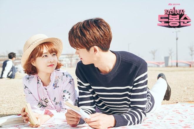 Park Bo Young và Park Hyung Sik tạo thành một cặp đẹp đôi trong 