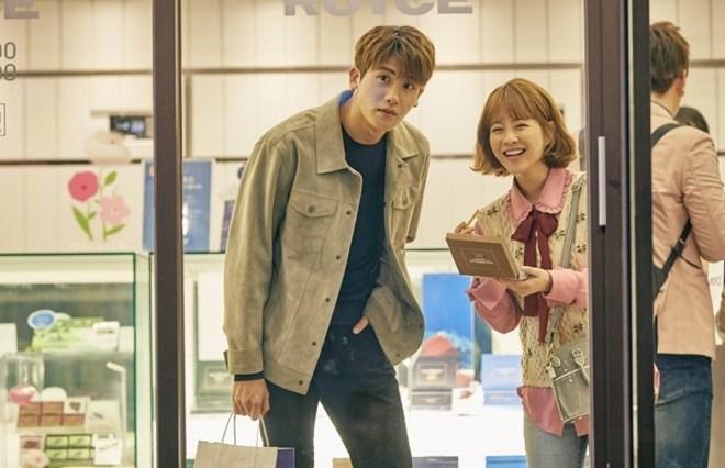 Park Bo Young cười tươi rói bên Park Hyung Sik.