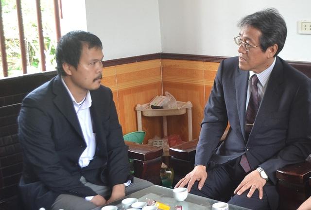 Đại sứ Nhật Bản tại Việt Nam đến thắp hương chia buồn gia đình bé Nhật Linh. Ảnh: Đ.Tuỳ