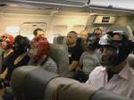Thực hư bức ảnh hành khách đội mũ bảo hiểm khi đi máy bay United Airlines