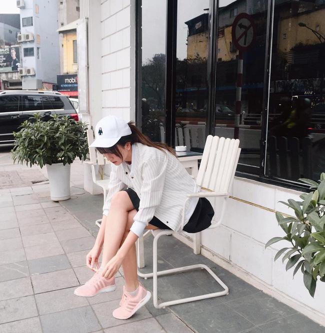 Qua rồi cái thời sneakers trắng là tâm điểm, 4 kiểu giày mới khiến chị em chao đảo là đây - Ảnh 3.