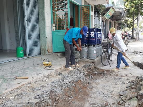 Người dân TP Vinh tự giác đập bỏ tam cấp lấn chiếm vỉa hè